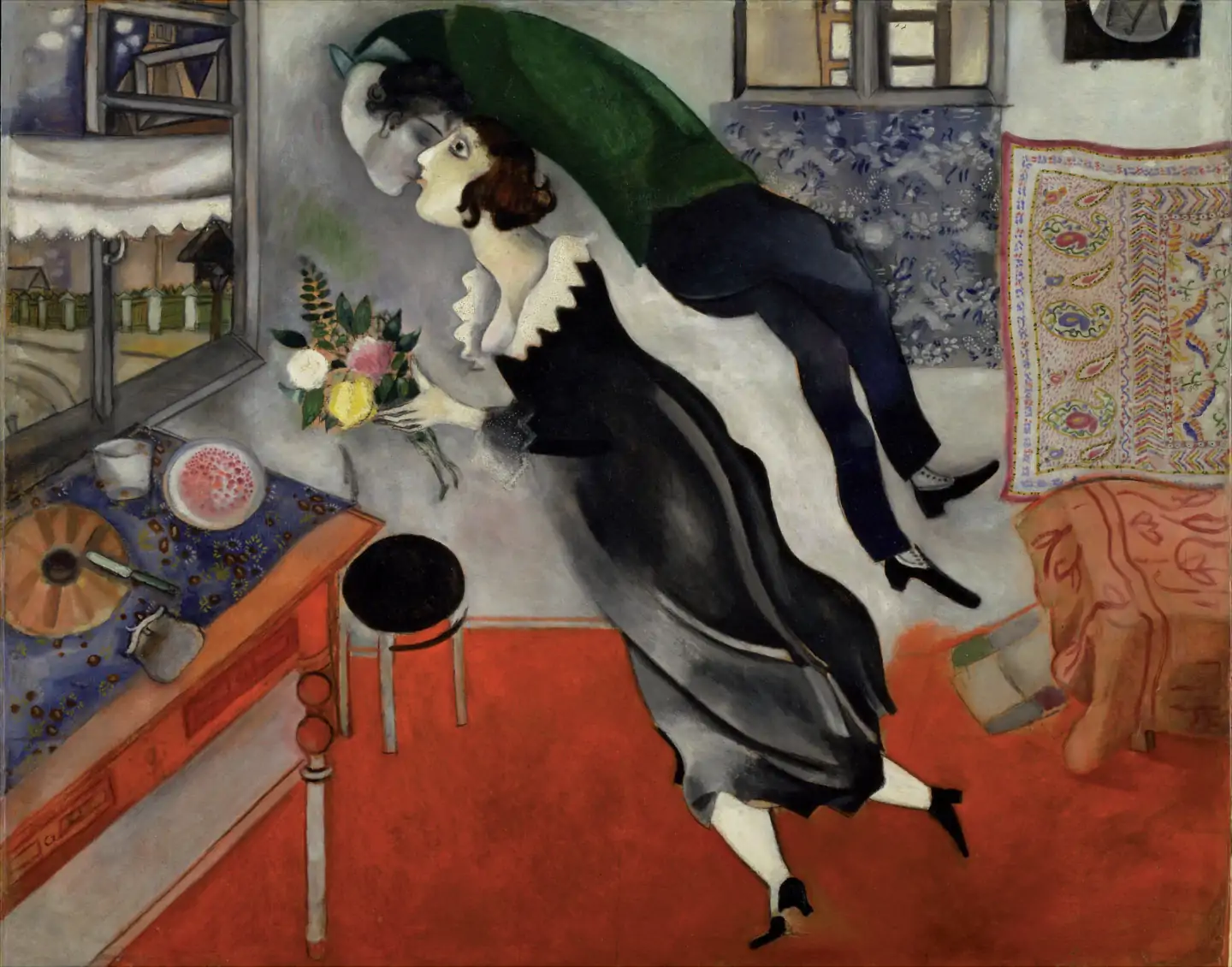 Il dipinto "L'Anniversaire" di Marc Chagall raffigura una scena capricciosa di un uomo che fluttua leggermente sopra il suolo per baciare una donna nel giorno del suo compleanno.